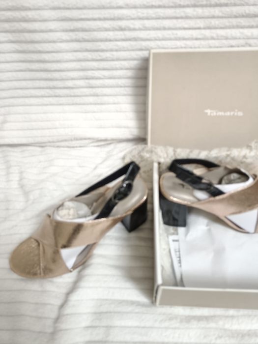 Sandale aurii super frumoase.