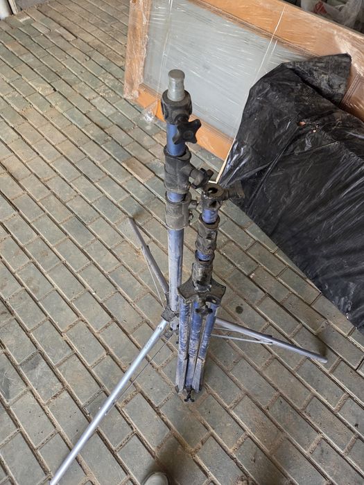 Студийный осветительный стенд штатив