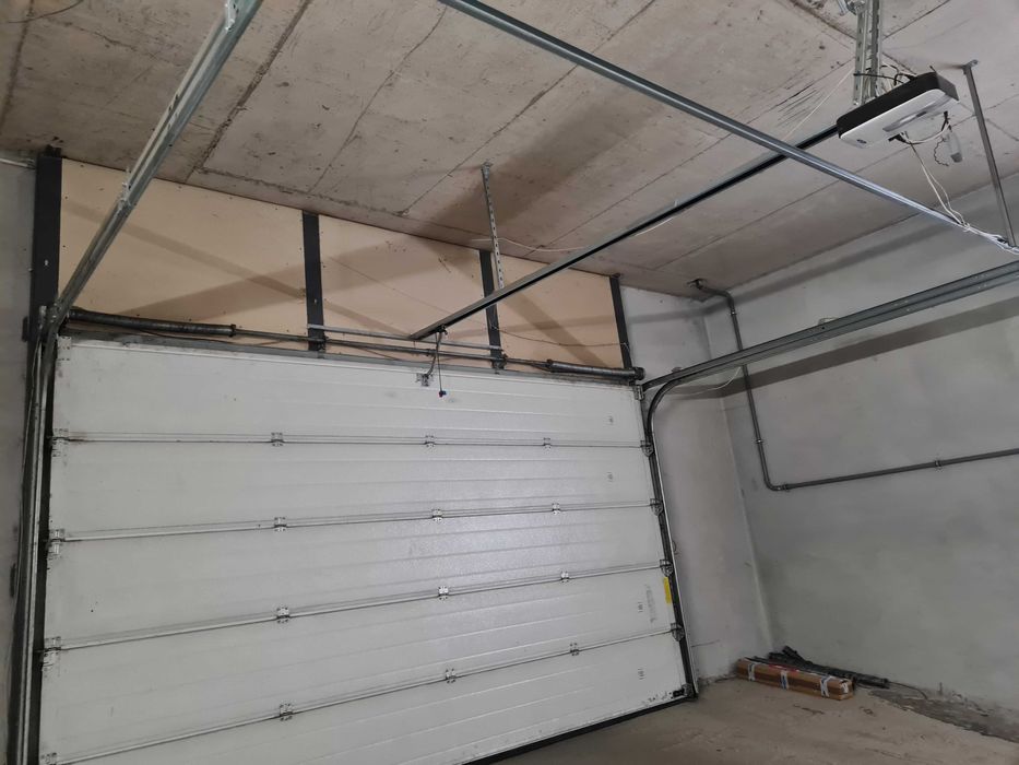 Секционна гаражна врата