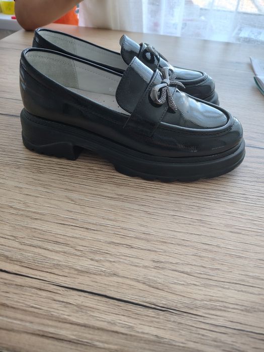 Продам обувь для школы для девочек.