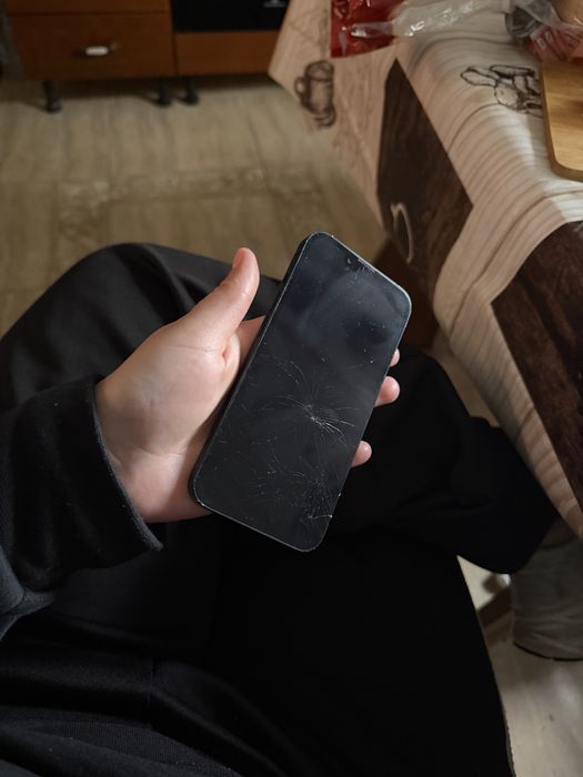 Vand iphone 13-perfect functional.Se vinde iphone 13 in stare buna de functionare.Display spart,dar telefonul functioneaza impecabil (touch-ul rasp)