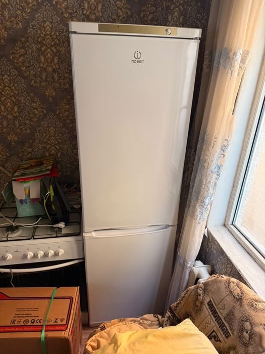 Холодильник indesit