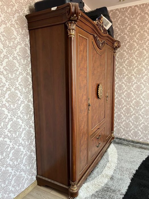 Шкаф трехстварчетый