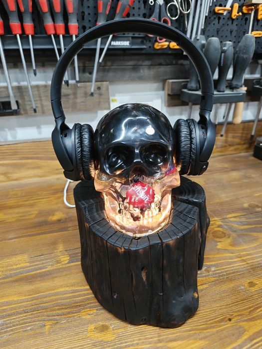 Lampa din rășină pe lemn de nuc, suport casti