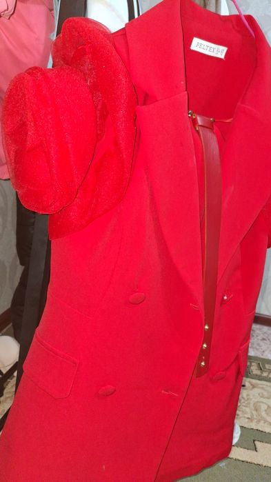 Костюм Красный красивый