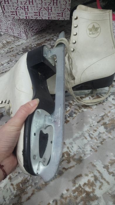 Продам коньки за 8000