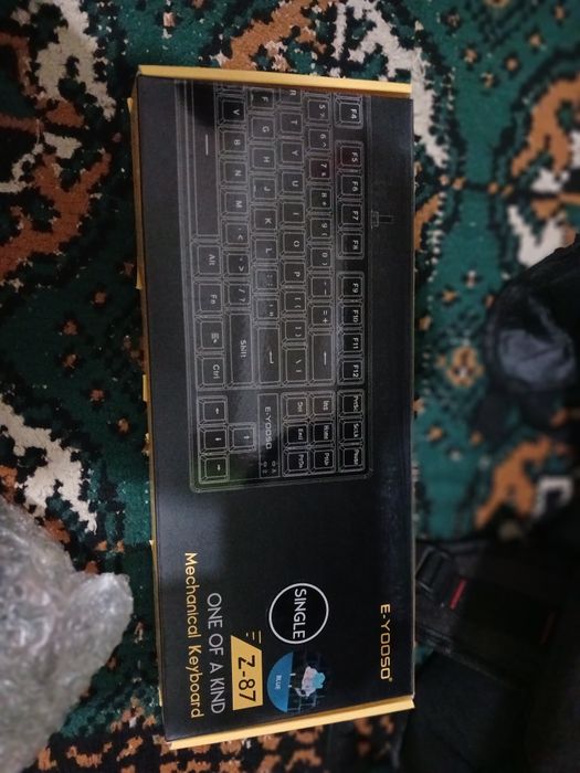 Klaviatura va naushnik