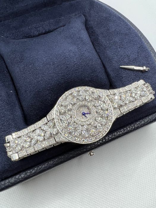 Graff butterfly. Gold/natural diamonds. Swiss made!