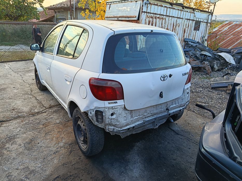 Тойота Ярис 1.0 бензин само на части.