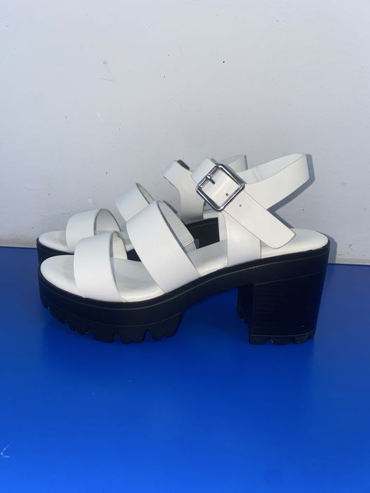 Sandale cu platforma