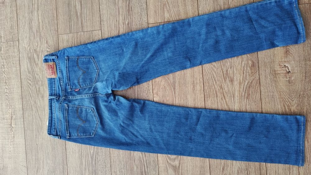 Blugi Levi's model 714