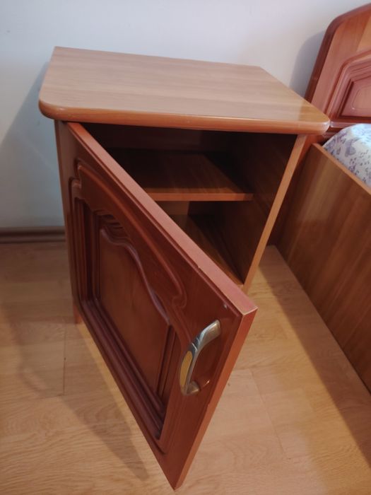 Dormitor complet în stare foarte bună – dulap, pat, noptiere, comodă