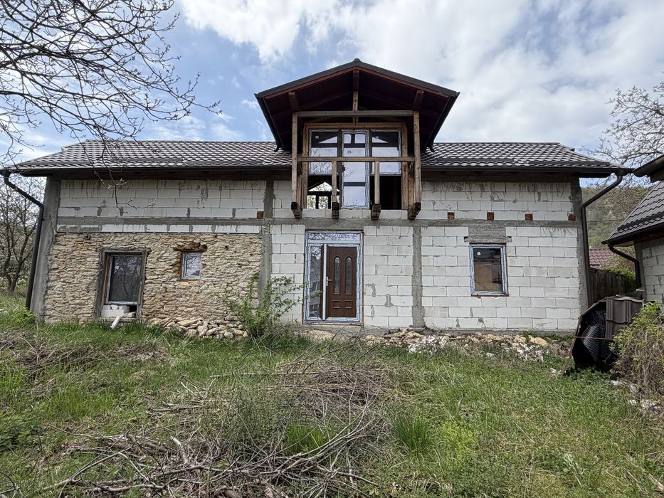 Se vinde casă spațioasă, formata din  2 corpuri + teren 1400 mp – Moldovenești, Cluj