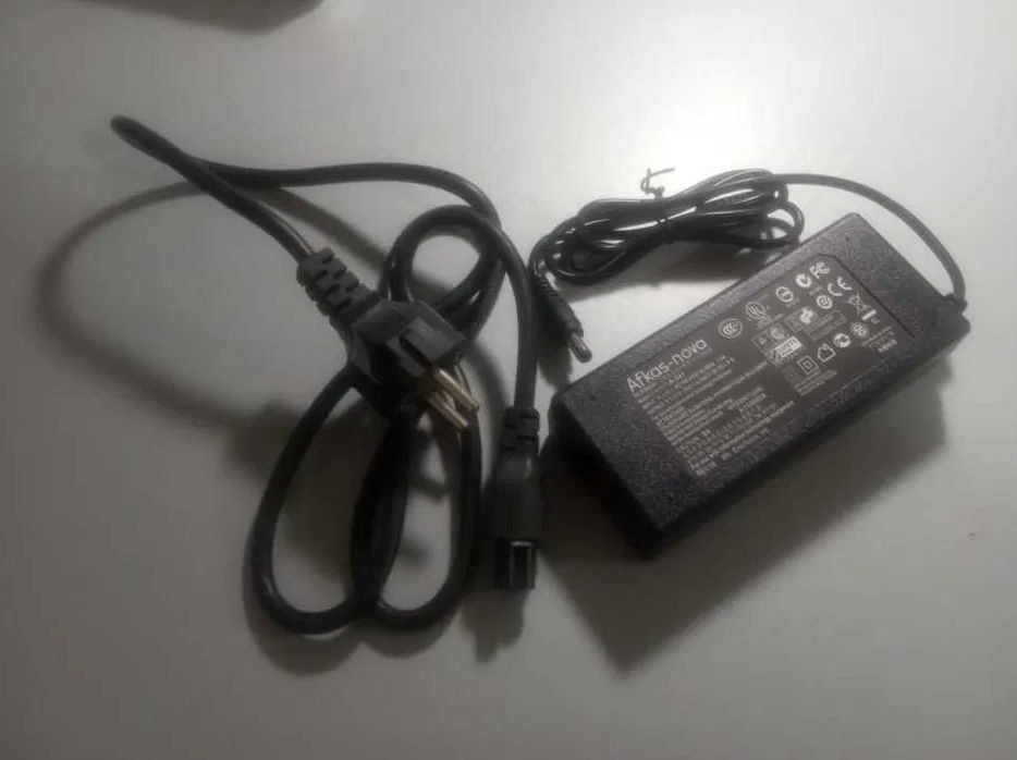 Блок питания зарядка ноутбука .
