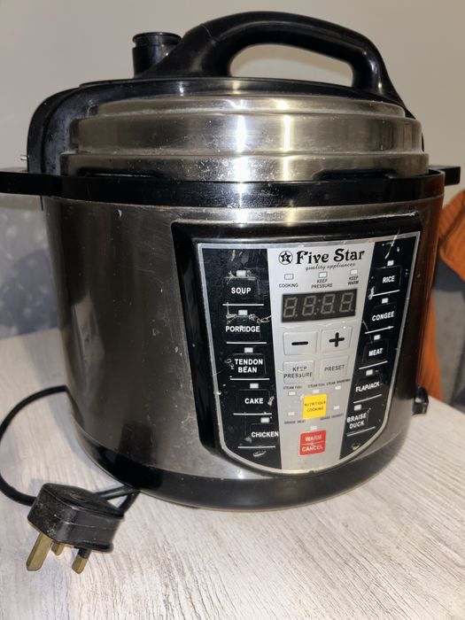 Multicooker cu gatire sub presiune