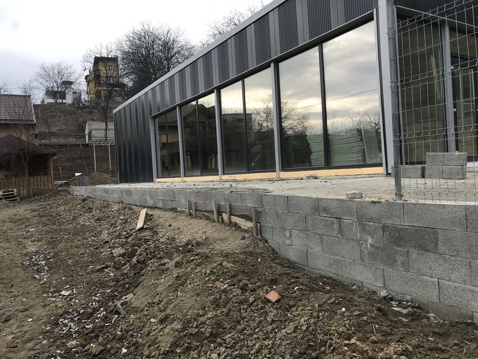 Hala pe schelet metalic