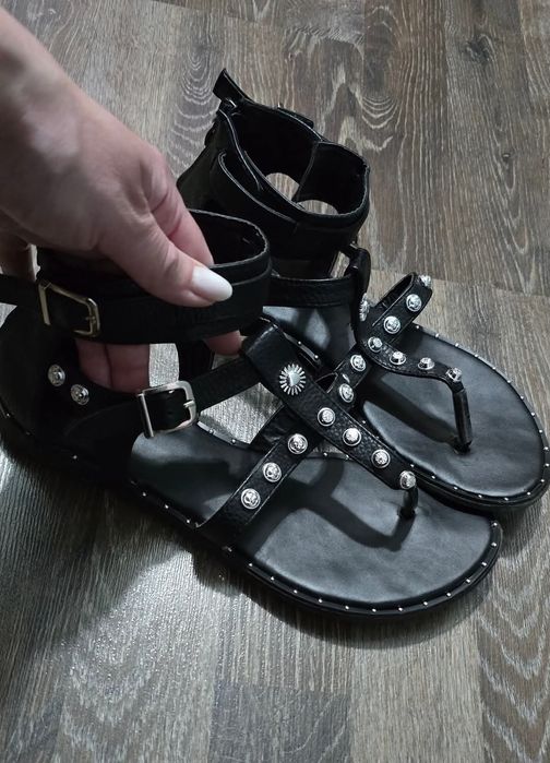 Дамски кожени сандали