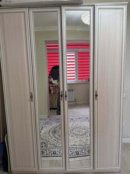 Шкаф с комодом. Шкаф и комод с зеркалом.