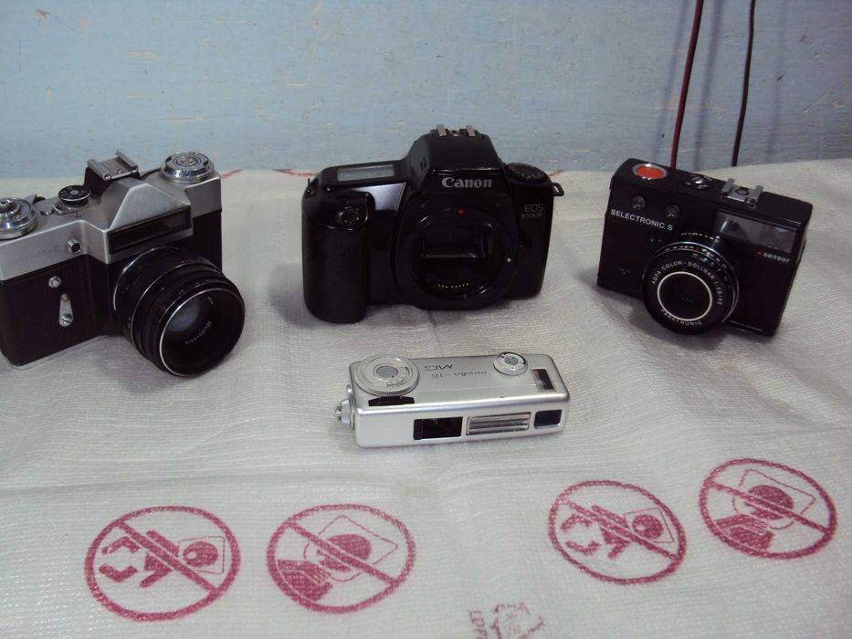 lot de 4 aparate foto retro pe film AGFA,CANON,MINOLTA si ZENIT