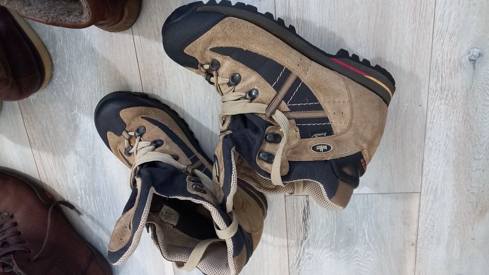 Обувки номер 41/42 цената е за всичките обувки 120лв.