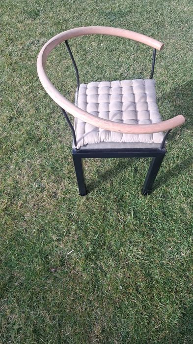 Scaune robuste curte