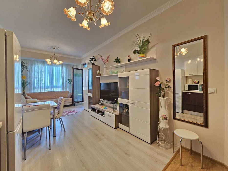 Просторен двустаен апартамент с гледка море, Първа линия