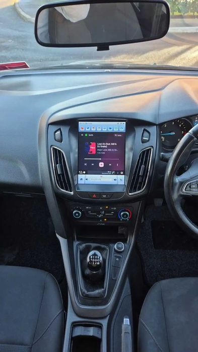 Navigație Android 15 Ford Focus Mk3 Stil Tesla – CarPlay, QLED, DSP