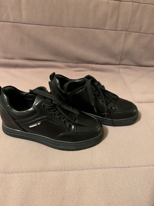 Продам женские ботинки