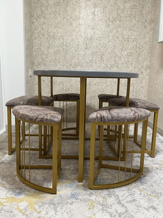 Компактный обеденный комплект: стол и 4 пуфа