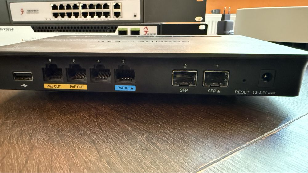 TP-Link Deco X50-PoE, switch-uri Xikestor PoE 2.5G/10G, routere Grandstream GWN