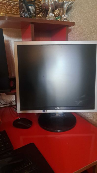 Kompyuter monitor sotiladi