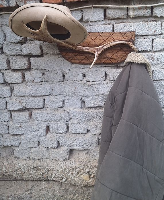 Cuier rustic handmade din corn de cerb lopatar panoplie sculptata manual