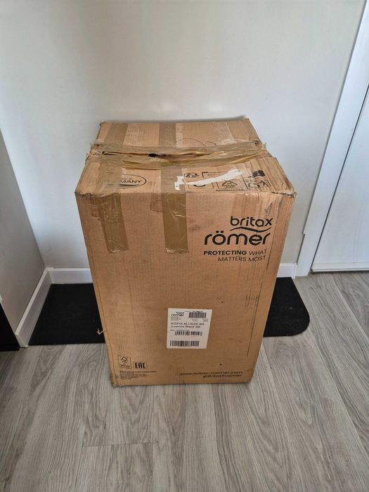 Ново детско столче Britax Römer Kidfix M i-Size BR (3.5 - 12год) с ISOFIX в черен цвят (Cosmos Black)