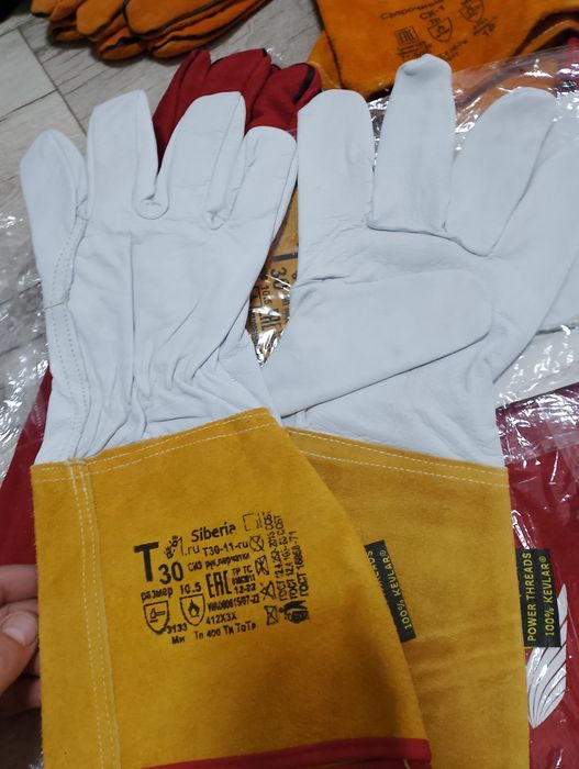 Спецодежда и комплектующее.