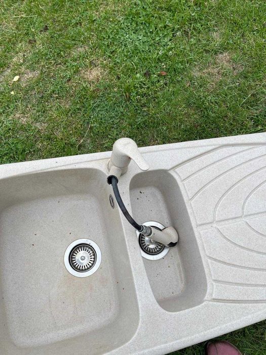 vand chiuveta de bucatarie din compozit, culoare bej , cu doua cuve si baterie in culoare, foarte putin folosita, arata impecabil