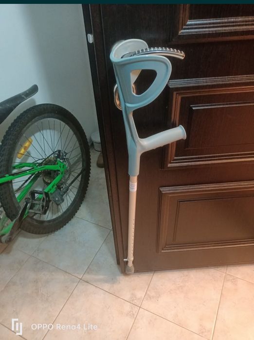 Продам локтевой костыль.