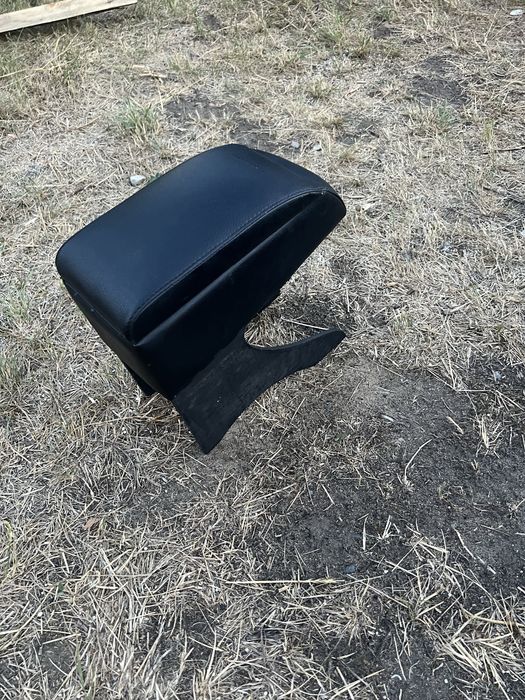 Продам чехлы уневерсальные и подлокотник