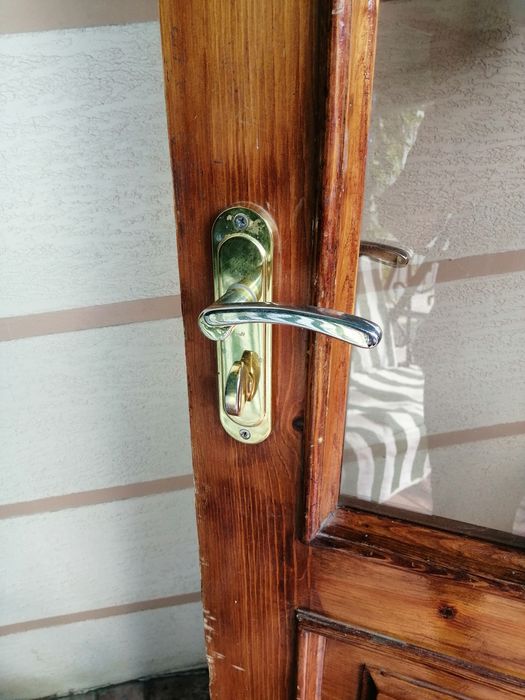 Дверь деревянная.