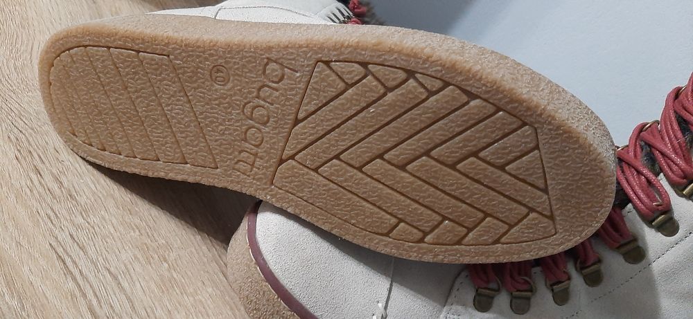 40 номер чисто Нови Ботуши BUGATTI
Естествен велур, регулиране на широ