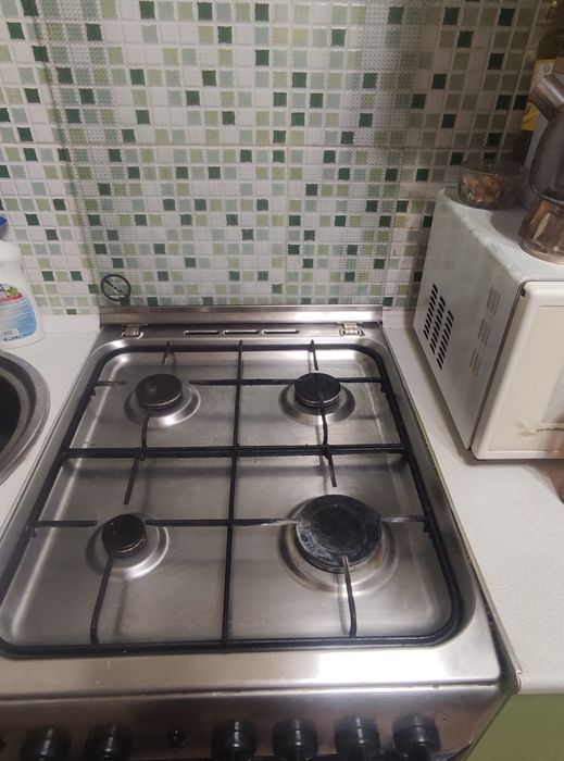 Продам газовую плиту бу
