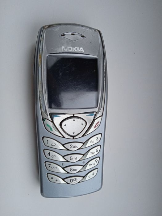 Сотовый телефон Nokia 6100.