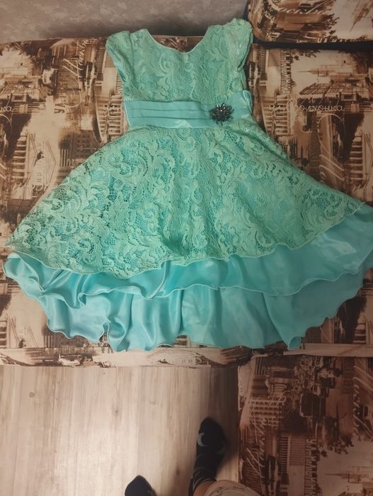 Продам нарядное платье на девочку.