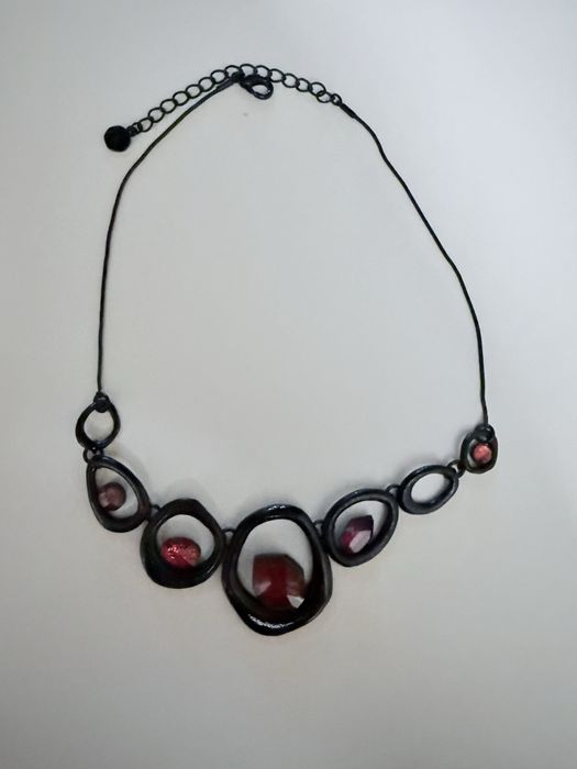 Colier statement, negru, cu pietre rosii