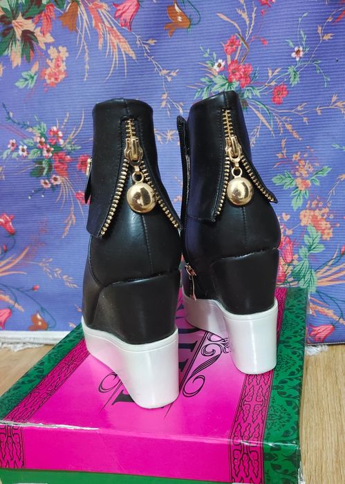 Продам полусапожки женские .