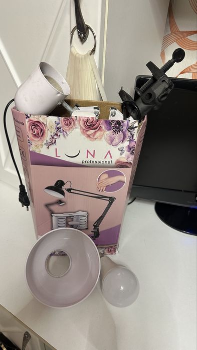 Настольная лампа для маникюра