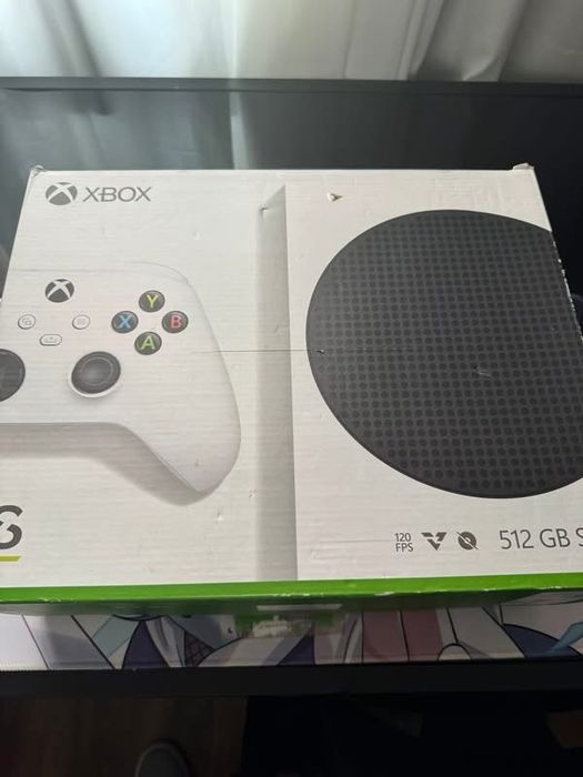 Xbox Series S cu o maneta