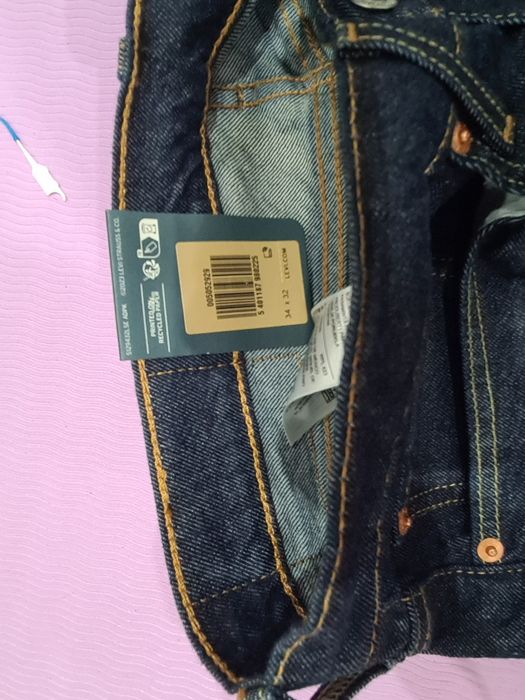 Джинсы и куртка Levi's.