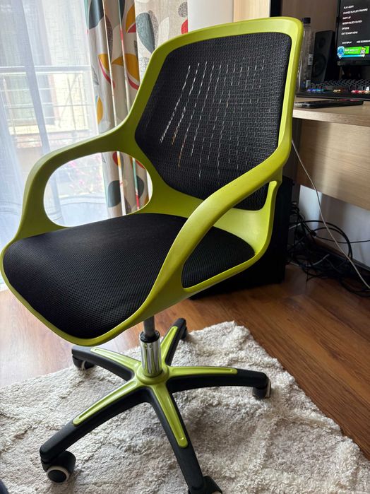 Birou copii cu scaun ergonomic, stare foarte buna,