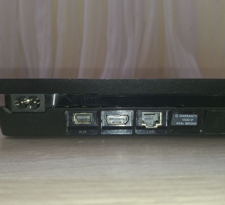 Ps4 slim 500gb с 2 игри