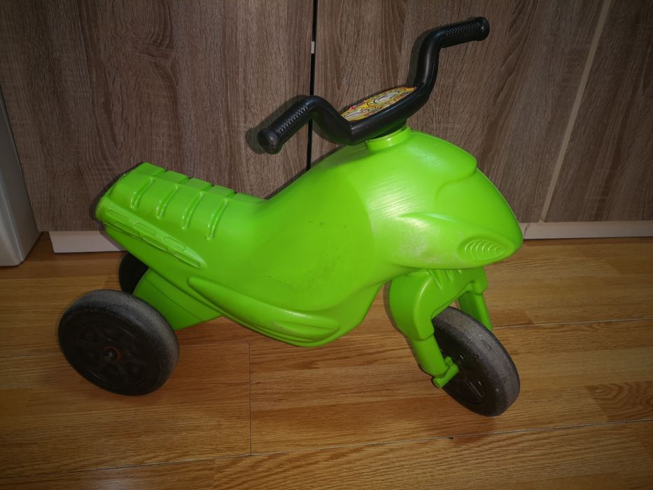Motor/tricicleta/bicicleta fără pedale.